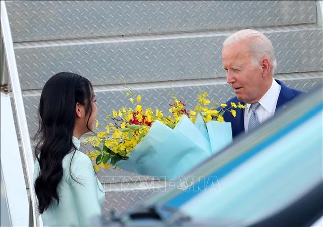 Tổng thống Hoa Kỳ Joe Biden bắt đầu chuyến thăm cấp Nhà nước tới Việt Nam - Ảnh 2. Tổng thống Hoa Kỳ Joe Biden bắt đầu chuyến thăm cấp Nhà nước tới Việt Nam - Ảnh 2.