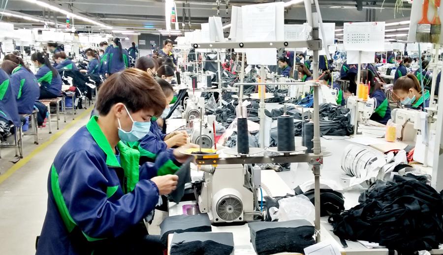 Người lao động mong chờ được tăng lương. Ảnh minh họa - N.Dương.