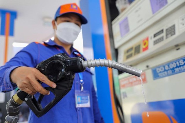 Thủ tướng yêu cầu bảo đảm cung ứng đủ xăng dầu dịp Tết- Ảnh 1. Thủ tướng yêu cầu bảo đảm cung ứng đủ xăng dầu dịp Tết- Ảnh 1.