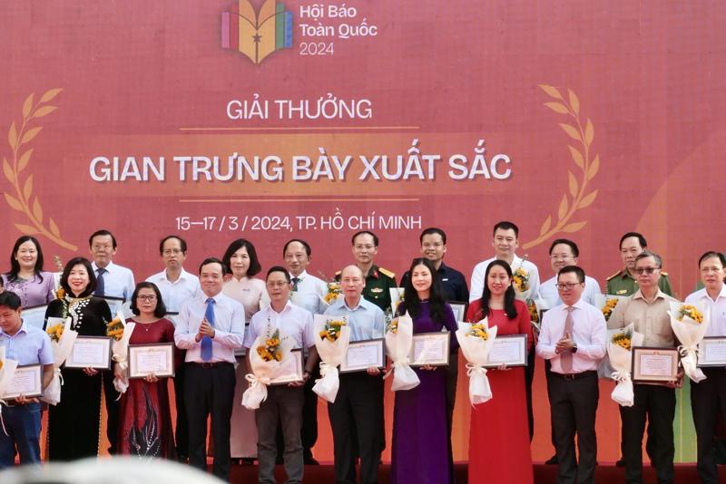 Tạp chí Kinh tế Việt Nam vinh dự được Hội đồng giải thưởng trao giải B về Gian trưng bày xuất sắc tại Hội Báo toàn quốc năm 2024. Ảnh: NhanDan.vn
