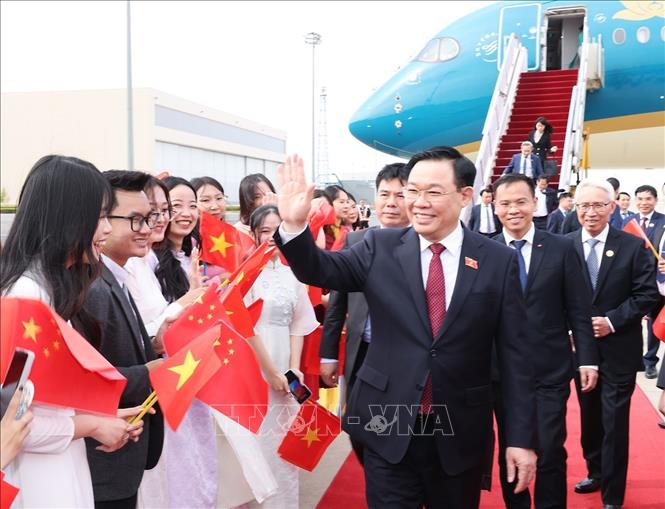 Chủ tịch Quốc hội Vương Đình Huệ đến Bắc Kinh, bắt đầu thăm chính thức Cộng hòa Nhân dân Trung Hoa- Ảnh 2. Chủ tịch Quốc hội Vương Đình Huệ đến Bắc Kinh, bắt đầu thăm chính thức Cộng hòa Nhân dân Trung Hoa- Ảnh 2.