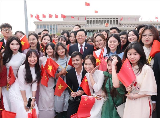 Chủ tịch Quốc hội Vương Đình Huệ đến Bắc Kinh, bắt đầu thăm chính thức Cộng hòa Nhân dân Trung Hoa- Ảnh 3. Chủ tịch Quốc hội Vương Đình Huệ đến Bắc Kinh, bắt đầu thăm chính thức Cộng hòa Nhân dân Trung Hoa- Ảnh 3.