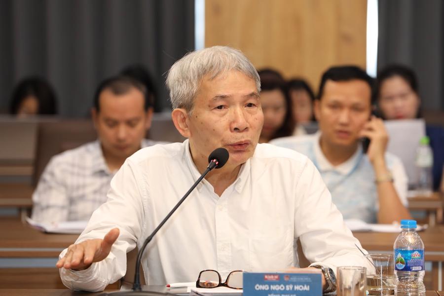Ông Ngô Sỹ Hoài, Tổng Thư ký Hiệp hội Gỗ và Lâm sản Việt Nam, cho biết năm 2023 tình hình với doanh nghiệp gỗ rất u ám, rất xấu. Các doanh nghiệp đã nhận định, chiều hướng đi xuống sẽ còn tiếp diễn và hình đáy sẽ là đáy chữ U, phải vài ba năm mới hồi phục được. 3 tháng đầu năm nay, có vẻ mọi thứ đã nhích lên, mặc dù chưa được như kỳ vọng. 3 tháng đầu năm kim ngạch xuất khẩu tăng 23,6%, nhập khẩu tăng 10,3%. Nhìn chung, ngành công nghiệp gỗ, đến thời điểm hiện nay, cần một sự thay đổi về chất. Có cảm giác như truyền thông và các cơ quan quản lý nhà nước đang cung cấp thông tin hơi nặng về thành tích, chưa thực sự phản ánh đúng tình hình của bức tranh.
Ông Nguyễn Quốc Toản, Giám đốc Trung tâm Chuyển đổi số và Thống kê Nông nghiệp, Bộ Nông nghiệp và Phát triển Nông thôn, cho rằng để nâng cao năng lực cạnh tranh của doanh nghiệp Việt, đơn cử như các doanh nghiệp liên quan tới nông nghiệp, thì phải cải thiện năng lực logistict. Để cải thiện được lĩnh vực này, thì không chỉ Chính phủ, các bộ, ban ngành mà các hiệp hội, các doanh nghiệp cũng có vai trò quan trọng. Phải đầu tư bài bản vào hệ sinh thái như kho lạnh, chế biến, vận tải đường sắt, hàng không...
Ông Nguyễn Vũ Michael, Giám đốc Boeing Việt Nam, chia sẻ rằng ông cảm thấy rất tiếc khi có nhiều doanh nghiệp Mỹ đã tới Việt Nam, các doanh nghiệp này cũng đánh giá rất cao các cơ hội hợp tác, nguồn nhân lực trẻ trung, năng động, nhưng vì nhiều lý do họ đã không ở lại. Đây là điều rất đáng tiếc. Ông Nguyễn Vũ Michael cho rằng, Việt Nam cần hỗ trợ nhiều hơn nữa với doanh nghiệp SME để những doanh nghiệp này tận dụng được thời cơ, tăng cường hợp tác với doanh nghiệp Mỹ.