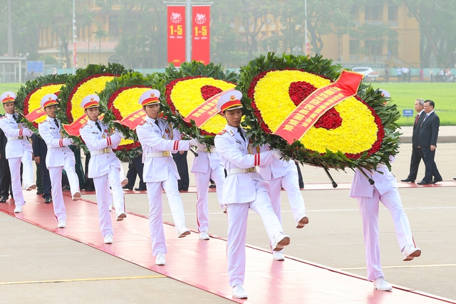 Lãnh đạo Đảng, Nhà nước vào Lăng viếng Chủ tịch Hồ Chí Minh nhân 49 năm thống nhất đất nước- Ảnh 1. Lãnh đạo Đảng, Nhà nước vào Lăng viếng Chủ tịch Hồ Chí Minh nhân 49 năm thống nhất đất nước- Ảnh 1.