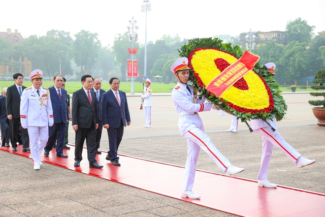 Lãnh đạo Đảng, Nhà nước vào Lăng viếng Chủ tịch Hồ Chí Minh nhân 49 năm thống nhất đất nước- Ảnh 2. Lãnh đạo Đảng, Nhà nước vào Lăng viếng Chủ tịch Hồ Chí Minh nhân 49 năm thống nhất đất nước- Ảnh 2.