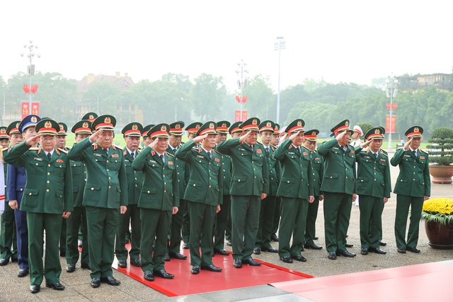Lãnh đạo Đảng, Nhà nước vào Lăng viếng Chủ tịch Hồ Chí Minh nhân 49 năm thống nhất đất nước- Ảnh 4. Lãnh đạo Đảng, Nhà nước vào Lăng viếng Chủ tịch Hồ Chí Minh nhân 49 năm thống nhất đất nước- Ảnh 4.
