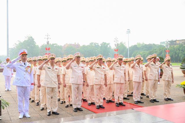 Lãnh đạo Đảng, Nhà nước vào Lăng viếng Chủ tịch Hồ Chí Minh nhân 49 năm thống nhất đất nước- Ảnh 5. Lãnh đạo Đảng, Nhà nước vào Lăng viếng Chủ tịch Hồ Chí Minh nhân 49 năm thống nhất đất nước- Ảnh 5.
