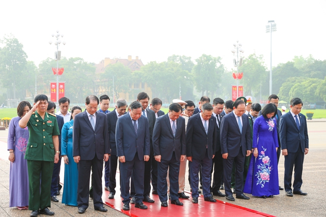 Lãnh đạo Đảng, Nhà nước vào Lăng viếng Chủ tịch Hồ Chí Minh nhân 49 năm thống nhất đất nước- Ảnh 6. Lãnh đạo Đảng, Nhà nước vào Lăng viếng Chủ tịch Hồ Chí Minh nhân 49 năm thống nhất đất nước- Ảnh 6.