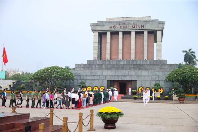 Lãnh đạo Đảng, Nhà nước vào Lăng viếng Chủ tịch Hồ Chí Minh nhân 49 năm thống nhất đất nước- Ảnh 7. Lãnh đạo Đảng, Nhà nước vào Lăng viếng Chủ tịch Hồ Chí Minh nhân 49 năm thống nhất đất nước- Ảnh 7.