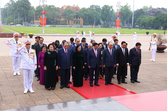 Lãnh đạo Đảng, Nhà nước vào Lăng viếng Chủ tịch Hồ Chí Minh- Ảnh 2. Lãnh đạo Đảng, Nhà nước vào Lăng viếng Chủ tịch Hồ Chí Minh- Ảnh 2.