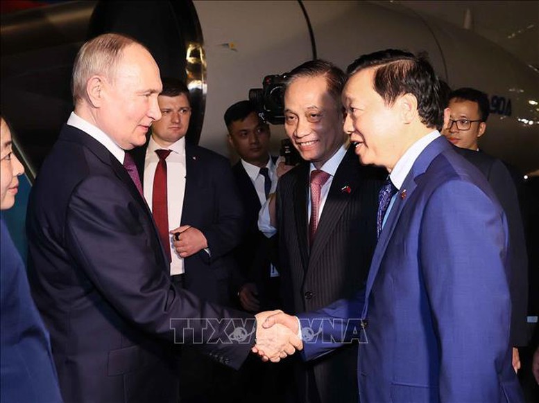 Tổng thống Nga Vladimir Putin đến Hà Nội, bắt đầu thăm cấp Nhà nước tới Việt Nam- Ảnh 4. Tổng thống Nga Vladimir Putin đến Hà Nội, bắt đầu thăm cấp Nhà nước tới Việt Nam- Ảnh 4.