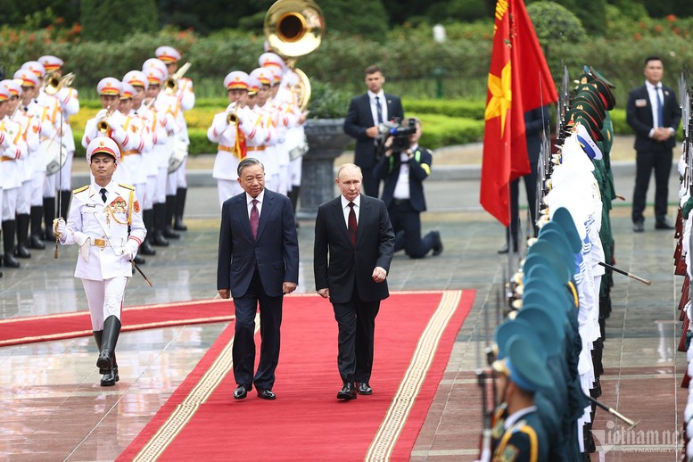 Lễ đón chính thức Tổng thống LB Nga Vladimir Putin thăm cấp Nhà nước tới Việt Nam- Ảnh 7. Lễ đón chính thức Tổng thống LB Nga Vladimir Putin thăm cấp Nhà nước tới Việt Nam- Ảnh 7.