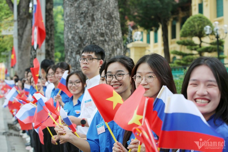 Lễ đón chính thức Tổng thống LB Nga Vladimir Putin thăm cấp Nhà nước tới Việt Nam- Ảnh 5. Lễ đón chính thức Tổng thống LB Nga Vladimir Putin thăm cấp Nhà nước tới Việt Nam- Ảnh 5.