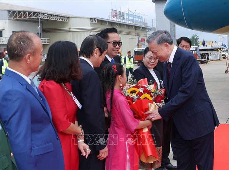 Chủ tịch nước Tô Lâm đến Vientine, bắt đầu thăm cấp Nhà nước Lào- Ảnh 4. Chủ tịch nước Tô Lâm đến Vientine, bắt đầu thăm cấp Nhà nước Lào- Ảnh 4.