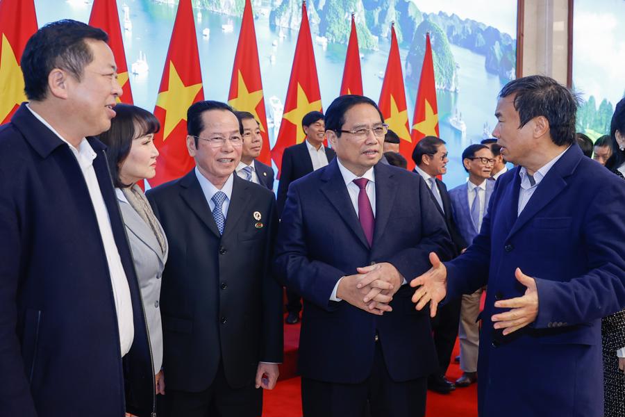 Thủ tướng trao đổi với lãnh đạo các doanh nghiệp. Ảnh VGP.