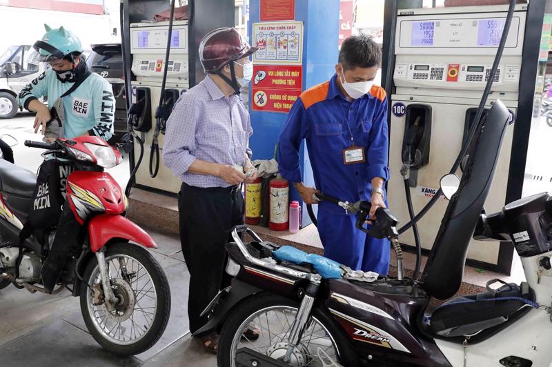 Giá xăng dầu đồng loạt tăng từ chiều 15/5/2025.
