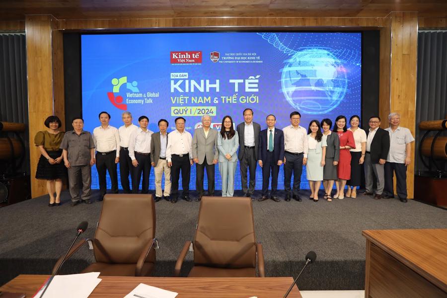 Các diễn giả và khách mời chụp ảnh lưu niệm sau khi Tọa đàm kết thúc.