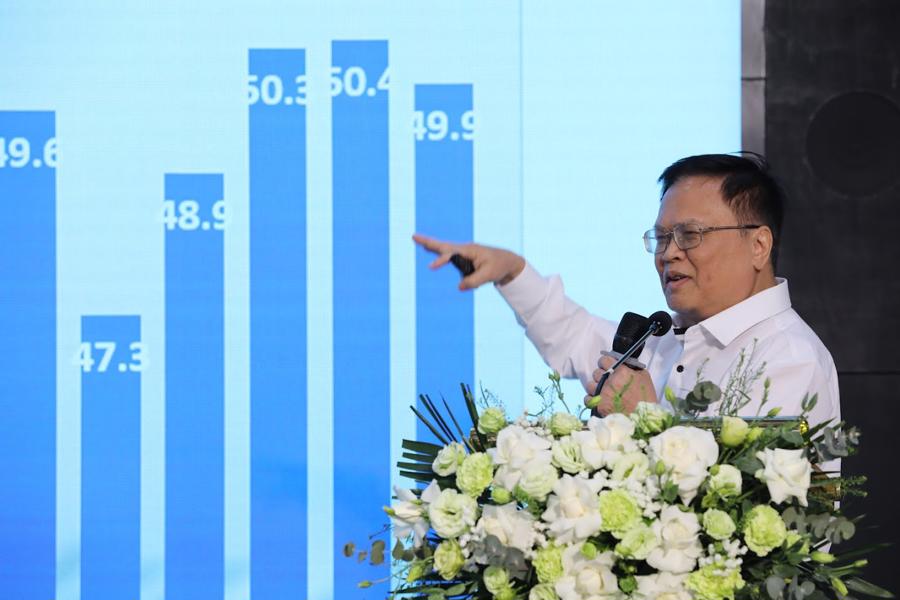Tiến sĩ Nguyễn Đình Cung, nguyên Viện trưởng Viện Nghiên cứu quản lý kinh tế Trung ương, đưa ra con số so sánh khá thú vị. Trong quý 1-2024, tổng số doanh nghiệp nước ta giảm 14 nghìn doanh nghiệp, bình quân một tháng giảm 4,7 nghìn doanh nghiệp. Sự gia tăng về số lượng doanh nghiệp rút khỏi thị trường ở hầu hết các lĩnh vực là một biểu hiện rõ ràng cho thấy doanh nghiệp và nền kinh tế đang gặp phải những khó khăn đáng kể và tình trạng này đặt ra nhiều vấn đề về sự ổn định và động lực phát triển của các doanh nghiệp, cũng như cả nền kinh tế trong tương lai.