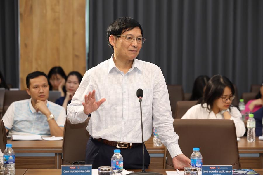 Phát biểu tại tọa đàm, ông Trương Văn Cẩm, Phó Chủ tịch kiêm Tổng Thư ký Hiệp hội Dệt may Việt Nam, chia sẻ, rằng tình hình của doanh nghiệp dệt may trong thời gian vừa qua là rất khó khăn. Yếu tố gây khó khăn nhất theo ông Cẩm chính là về giá, giá các đơn hàng giảm từ 20 tới 50%, dù vậy doanh nghiệp vẫn phải chấp nhận để có việc làm cho người lao động. Thậm chí, có đơn hàng nhưng doanh nghiệp bị lỗ, vẫn phải chấp nhận để giữ chân người lao động. Rất may, từ đầu quý 1-2024 đến nay, tình hình có vẻ khởi sắc hơn. Đơn hàng đã dồi dào hơn nhưng giá vẫn chưa được như mong muốn nhưng đã bắt đầu có xu hướng nhích lên. Hiện doanh nghiệp dệt may không phải đứng trước tình trạng 