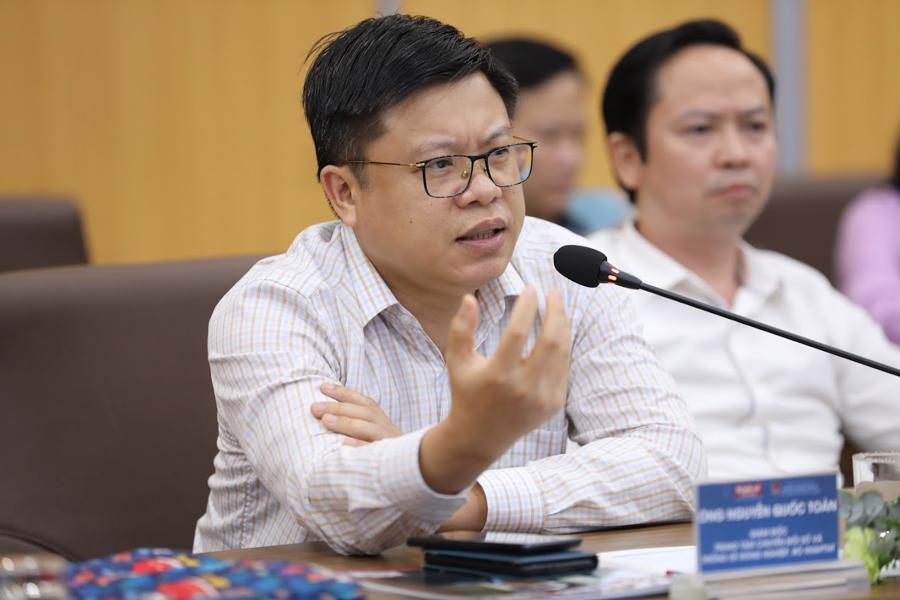 Ông Nguyễn Quốc Toản, Giám đốc Trung tâm Chuyển đổi số và Thống kê Nông nghiệp, Bộ Nông nghiệp và Phát triển Nông thôn, cho rằng để nâng cao năng lực cạnh tranh của doanh nghiệp Việt, đơn cử như các doanh nghiệp liên quan tới nông nghiệp, thì phải cải thiện năng lực logistict. Để cải thiện được lĩnh vực này, thì không chỉ Chính phủ, các bộ, ban ngành mà các hiệp hội, các doanh nghiệp cũng có vai trò quan trọng. Phải đầu tư bài bản vào hệ sinh thái như kho lạnh, chế biến, vận tải đường sắt, hàng không... 
