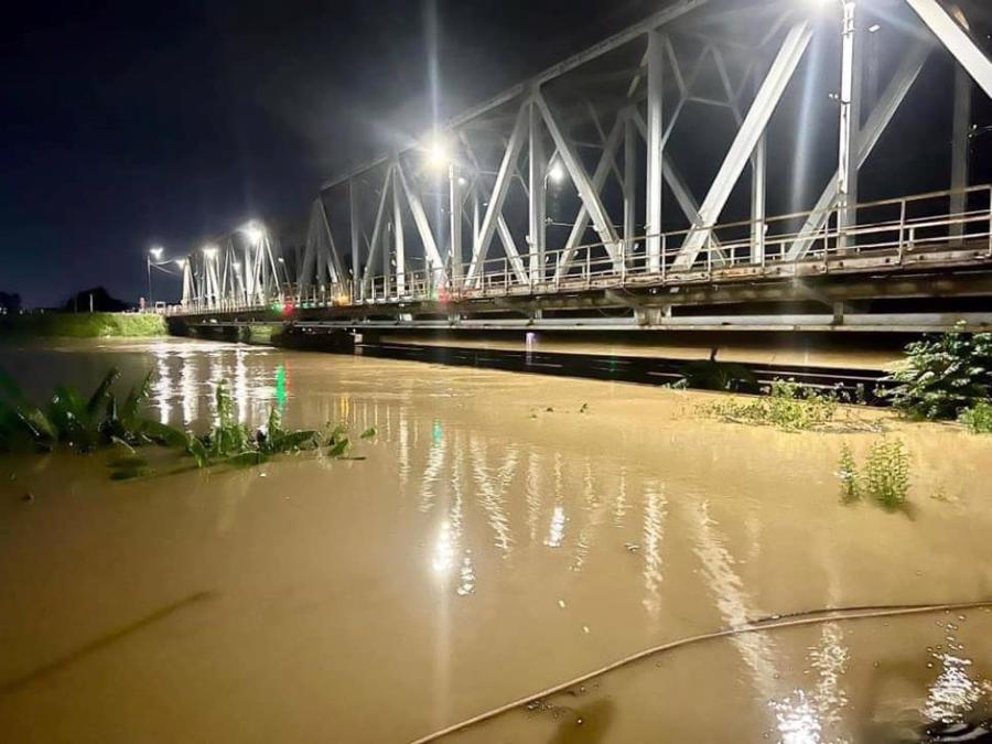 Nước sông Hồng dâng lên sắp chạm tới cầu Chương Dương