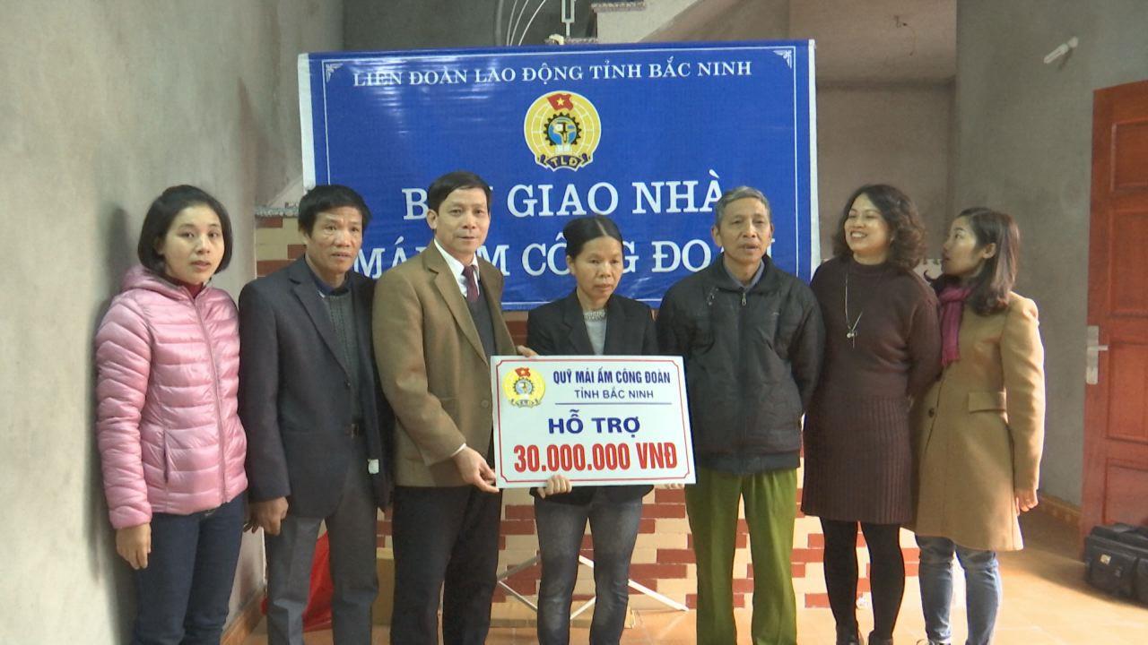 Liên đoàn Lao động tỉnh trao hỗ trợ xây mới, sửa chữa “Mái ấm Công đoàn”