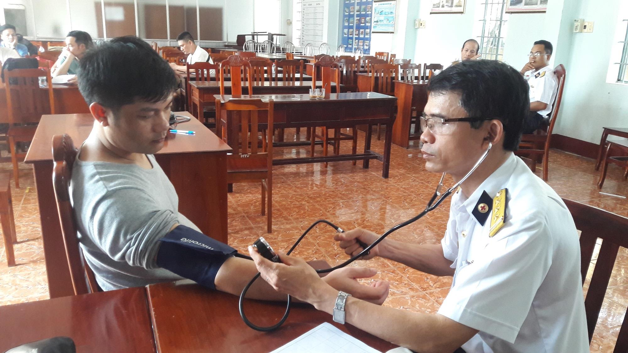  Khám sức khỏe cho đoàn công tác trước ngày đi làm nhiệm vụ trên biển