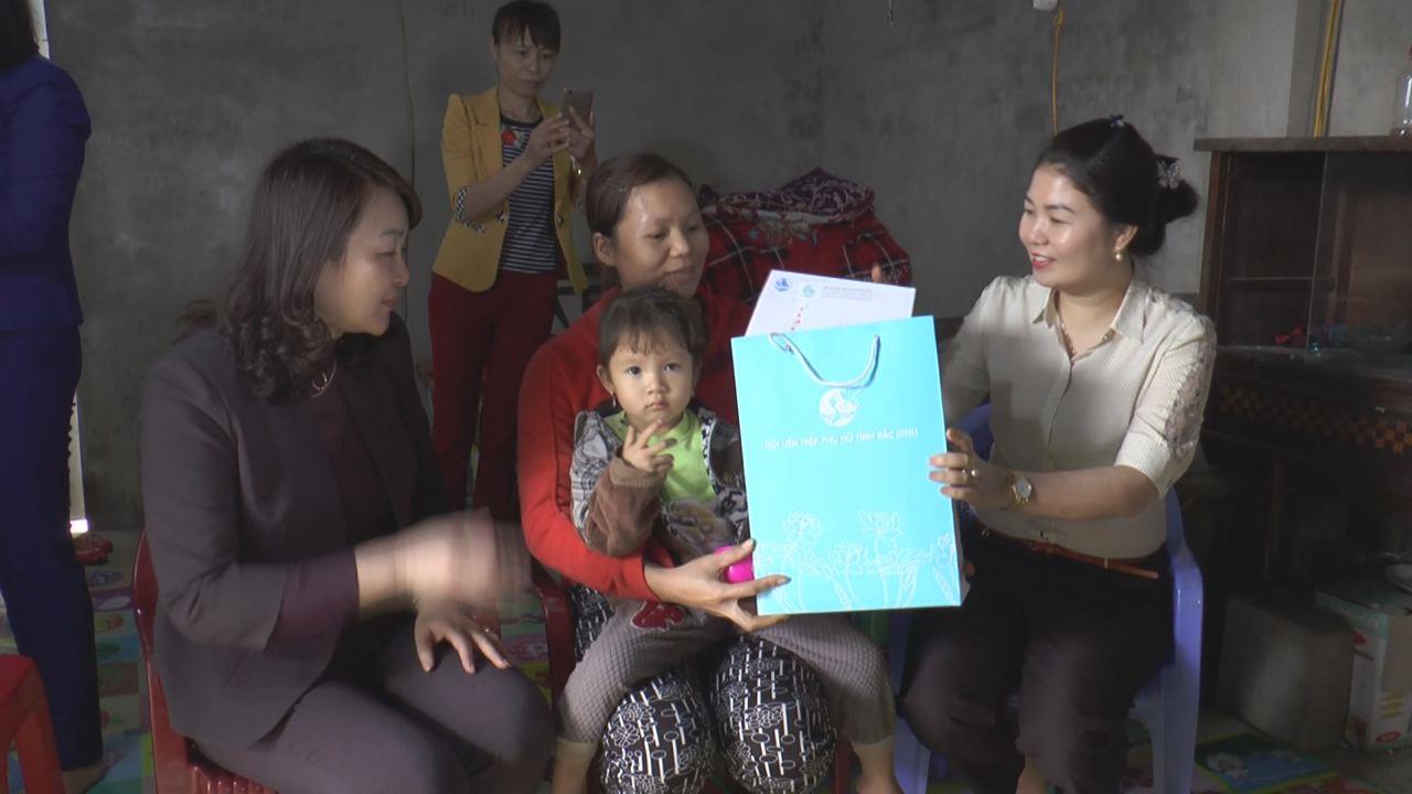 Hội LHPN tỉnh thăm, tặng quà Tết cho gia đình chính sách, phụ nữ nghèo và trẻ em khó khăn