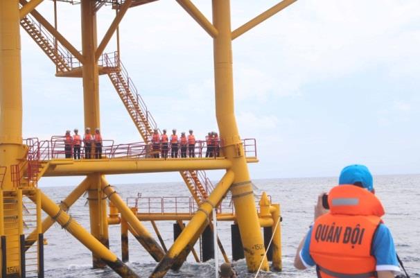 Chuyển quà Tết cho cụm nhà giàn Tư Chính