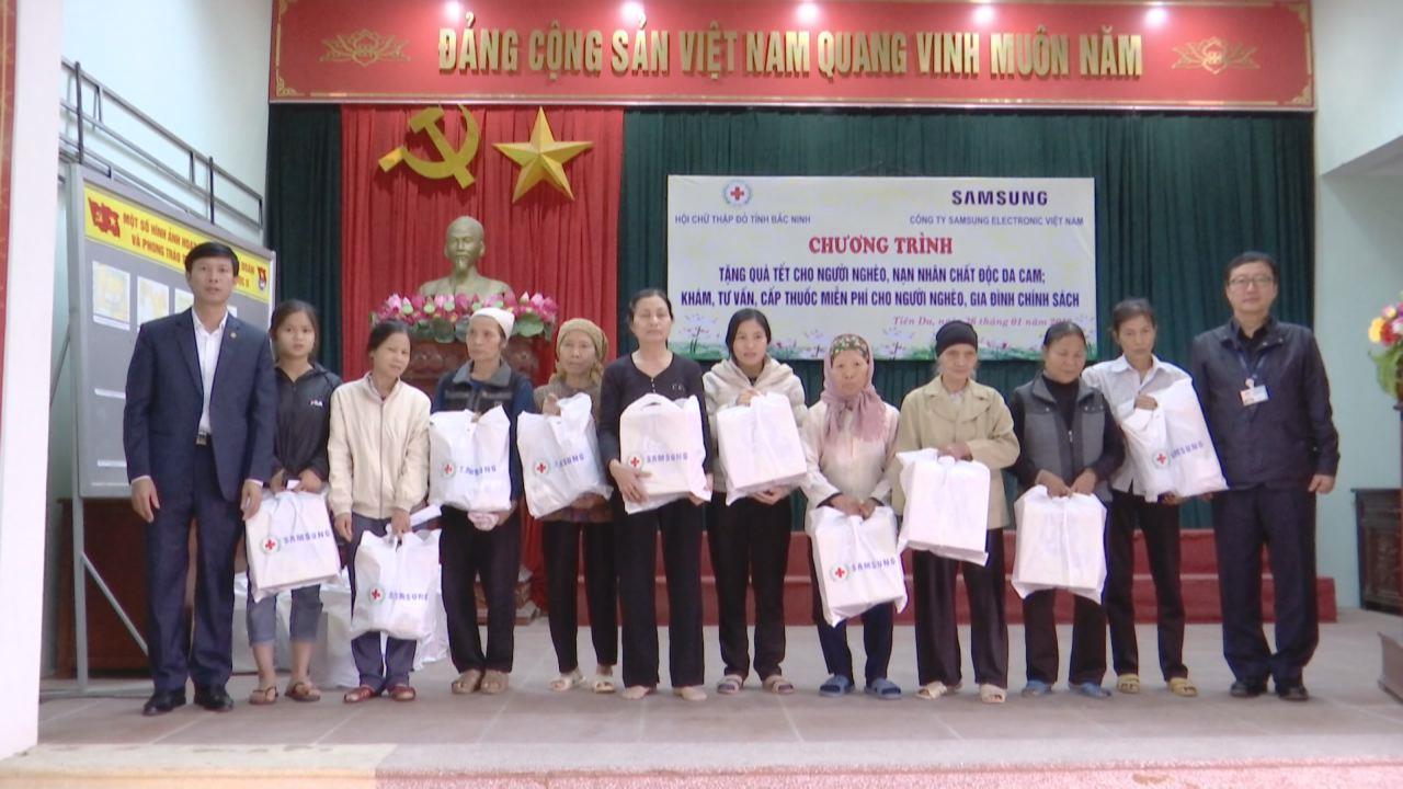 Hội Chữ thập đỏ tặng quà Tết cho người nghèo tại Tiên Du