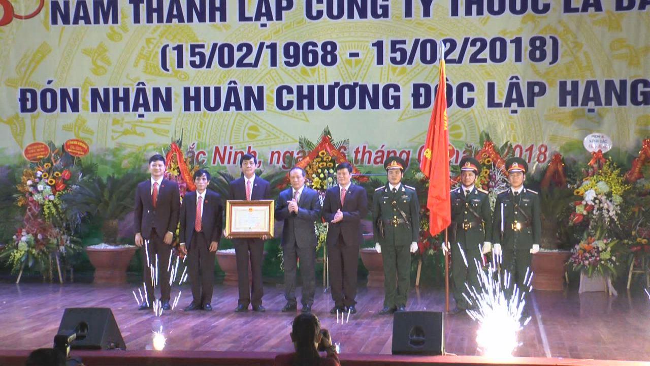 Công ty Thuốc lá Bắc Sơn đón nhận Huân chương Độc lập hạng Nhì