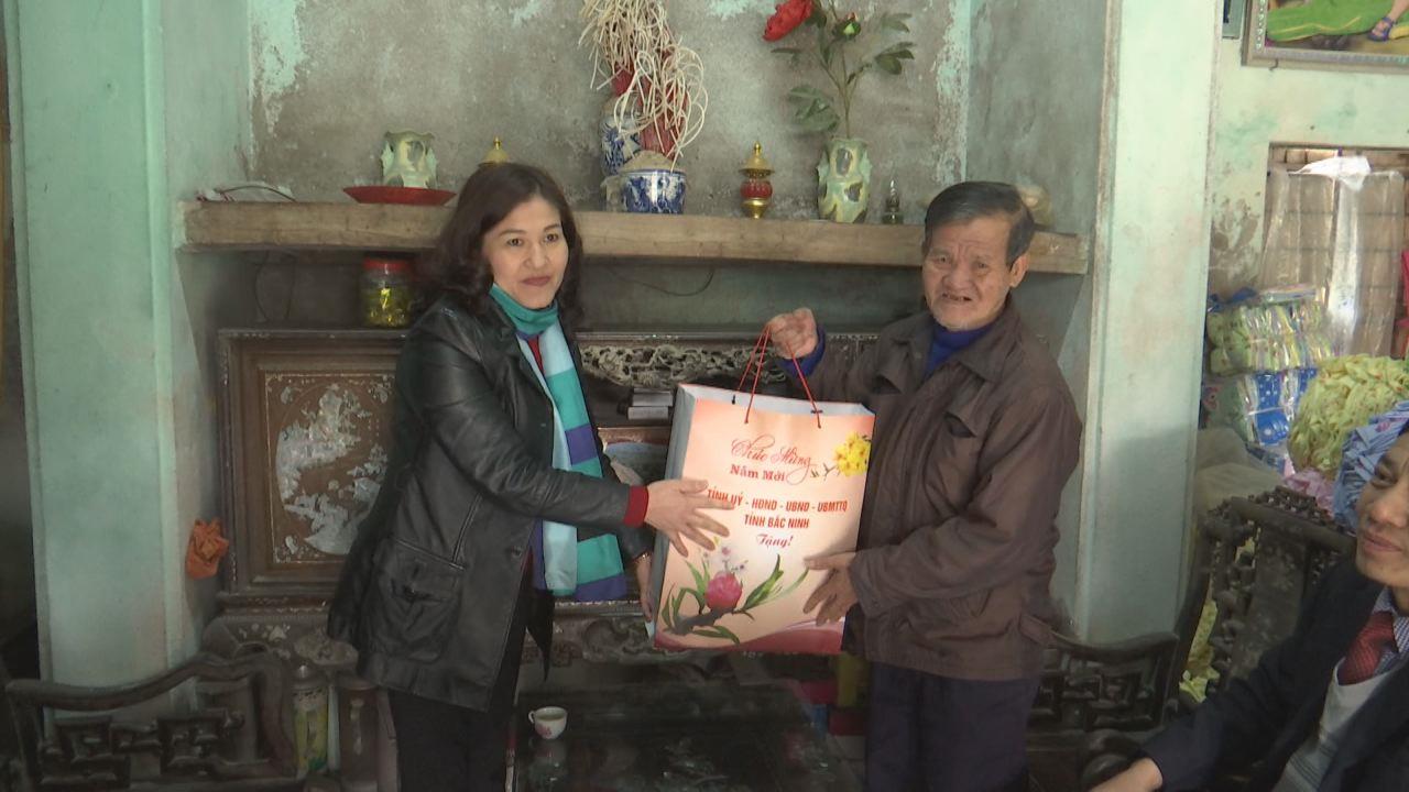 Các đồng chí lãnh đạo tỉnh thăm hỏi, tặng quà Tết ở các địa phương