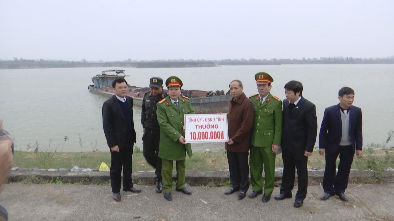 Lãnh đạo UBND tỉnh thưởng “nóng” cho các đơn vị bắt giữ tầu khai thác cát trái phép