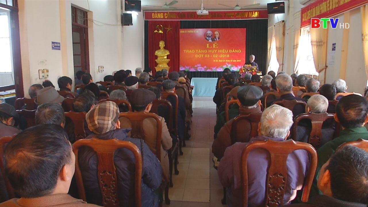 Đồng chí Nguyễn Tử Quỳnh trao tặng Huy hiệu Đảng và tặng quà Tết  tại thành phố Bắc Ninh