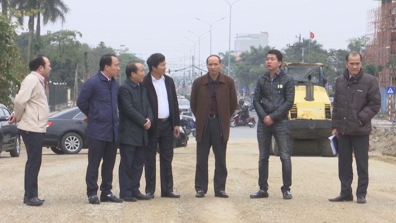 Đồng chí Nguyễn Hữu Thành kiểm tra tiến độ dự án xây dựng đường TL 277