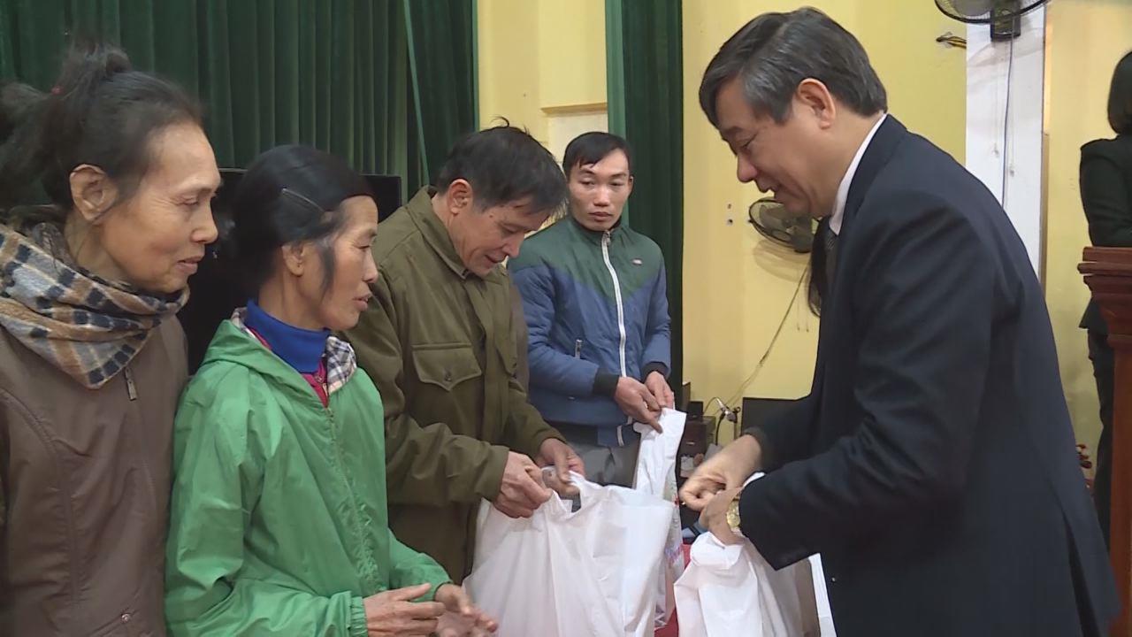 Phó Chủ tịch HĐND tỉnh Nguyễn Hạnh Chung tặng quà người nghèo xã Nội Duệ, huyện Tiên Du