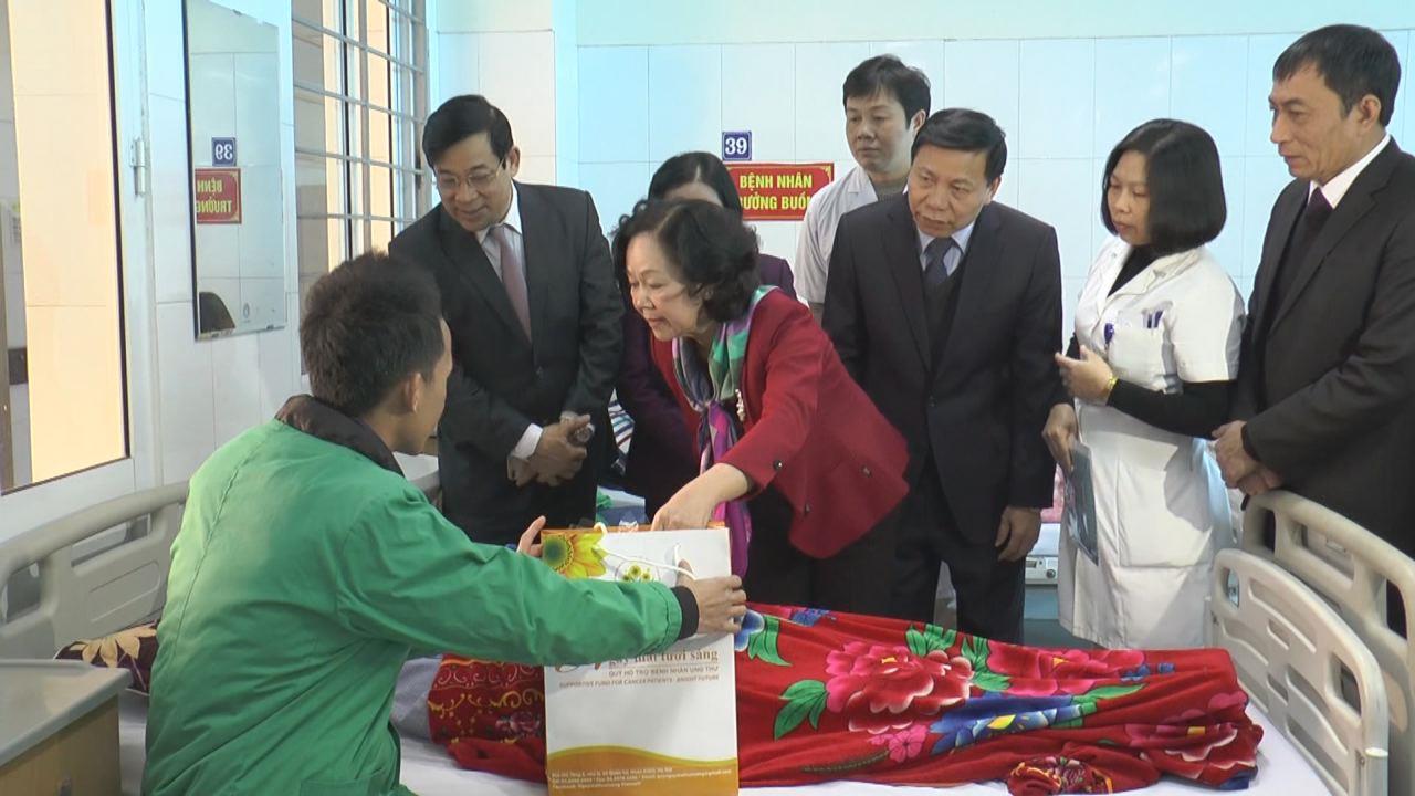 Trưởng Ban Dân vận Trung ương thăm, tặng quà bệnh nhân ung thư           