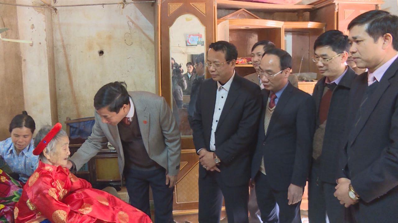 Phó Bí thư Thường trực Tỉnh ủy tặng quà Tết tại huyện Yên Phong