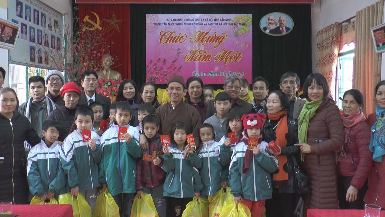 Hội Bảo trợ người tàn tật và trẻ mồ côi tỉnh tặng quà người khuyết tật           