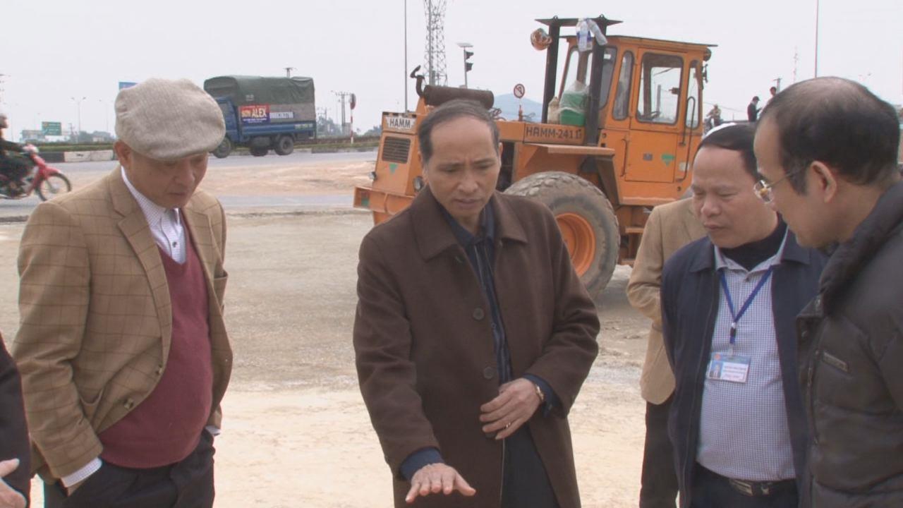 Phó Chủ tịch UBND tỉnh Nguyễn Hữu Thành kiểm tra công tác quản lý thị trường dịp Tết và tiến độ thi công nút giao Quốc lộ 38