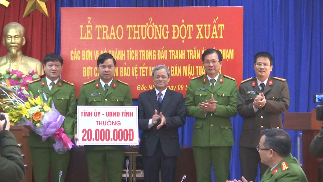 Chủ tịch UBND tỉnh Nguyễn Tử Quỳnh khen thưởng đột xuất Công an tỉnh