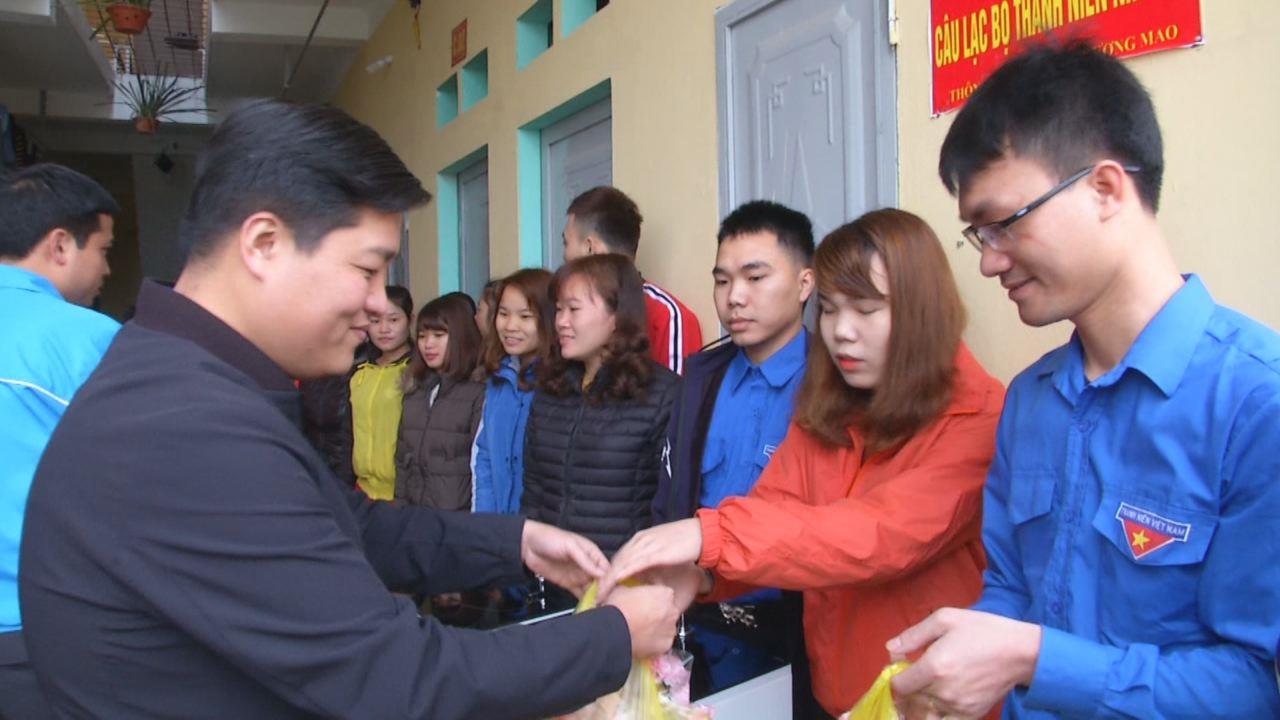 Tỉnh Đoàn tặng quà thanh niên công nhân có hoàn cảnh khó khăn tại Quế Võ  