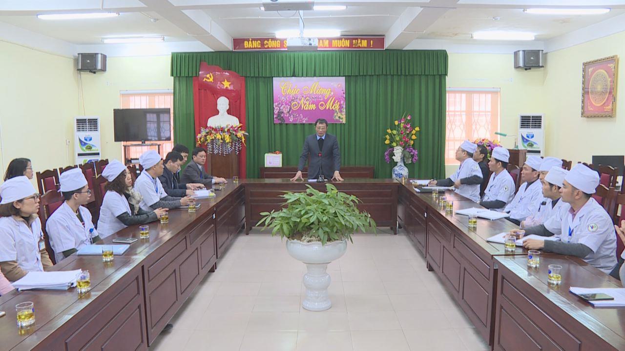 Phó Chủ tịch UBND tỉnh Nguyễn Văn Phong  kiểm tra công tác khám chữa bệnh trong dịp Tết Nguyên đán
