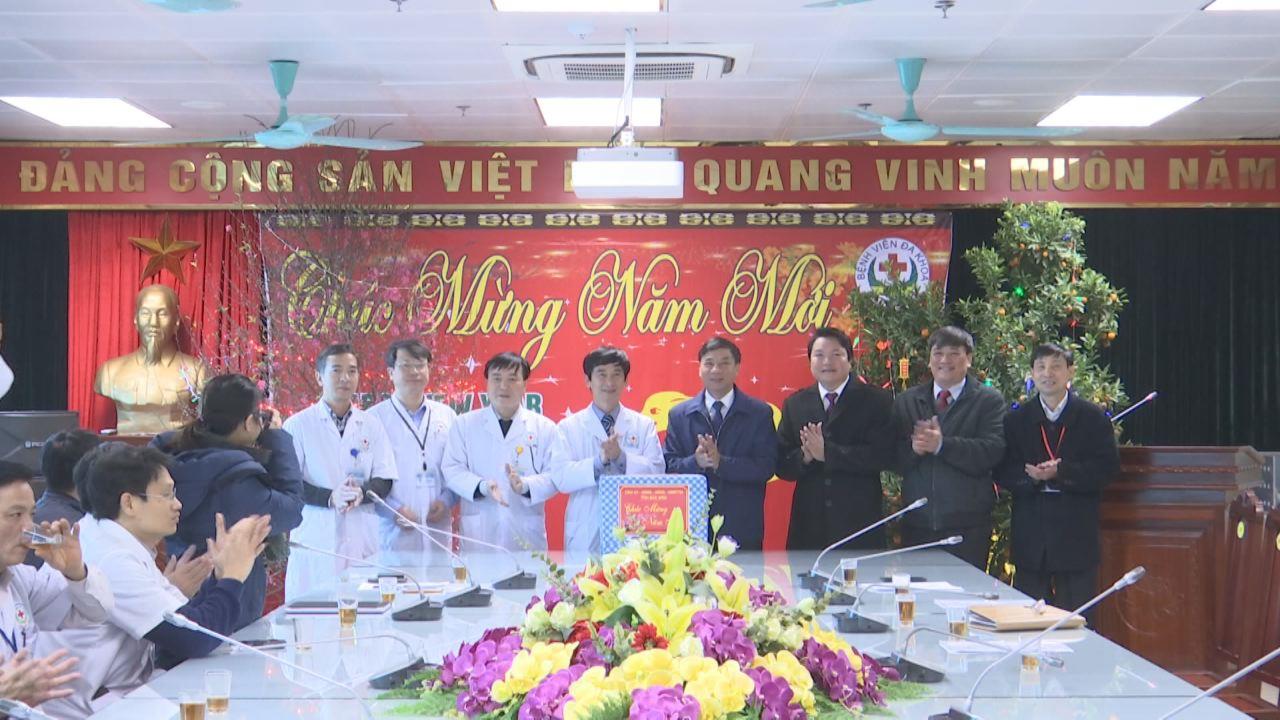 Phó Bí thư Thường trực Tỉnh ủy Nguyễn Hữu Quất  thăm, tặng quà Tết tại Bệnh viện Đa khoa tỉnh