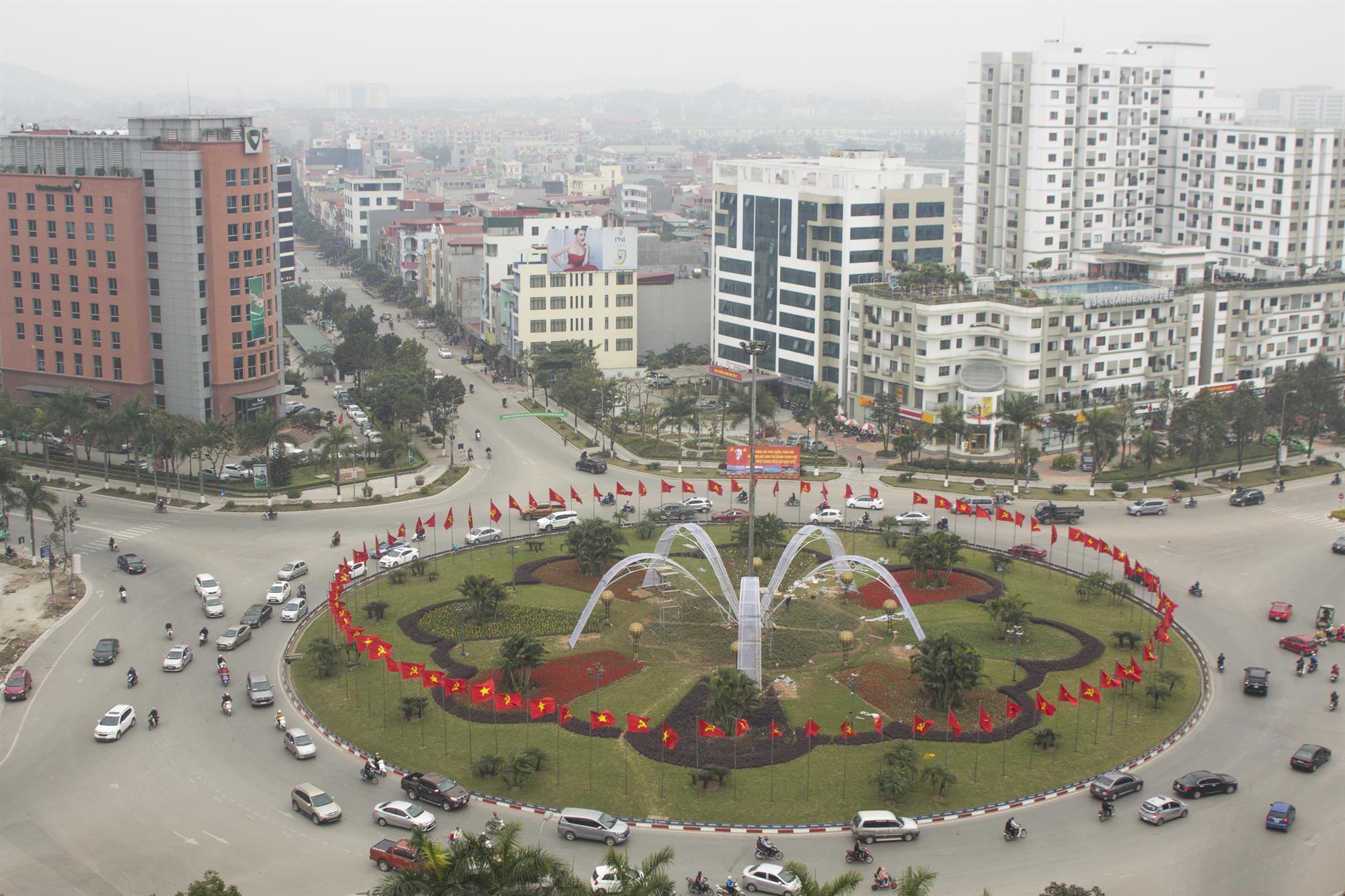 Thành phố Bắc Ninh rộn rã đón xuân về           