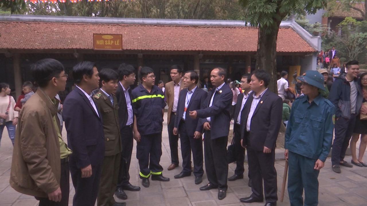 Phó Chủ tịch UBND tỉnh Nguyễn Hữu Thành kiểm tra công tác tổ chức lễ hội chùa Phật Tích, huyện Tiên Du