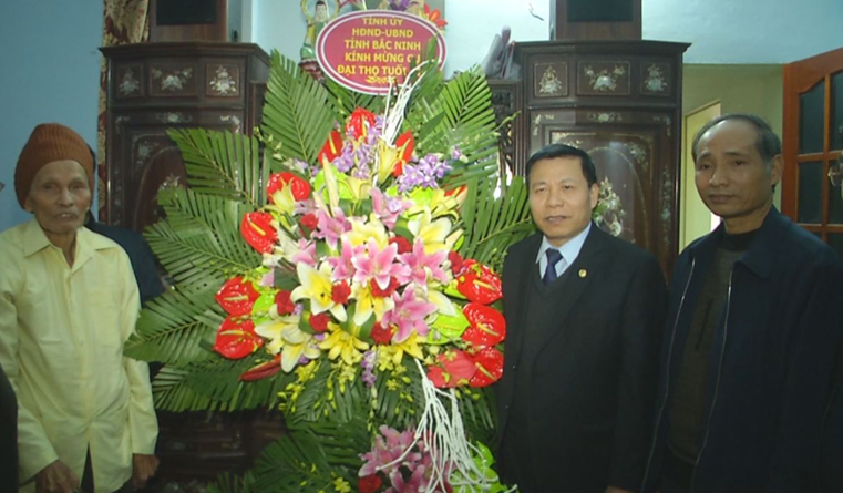 Bí thư Tỉnh ủy thăm, mừng Đại thọ Nghệ nhân Dân ca Quan họ Nguyễn Thừa Kế