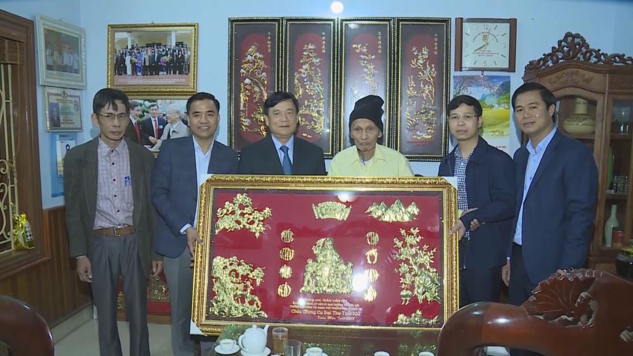 Đồng chí Trần Văn Túy mừng Đại thọ Nghệ nhân Dân ca Quan họ  Nguyễn Thừa Kế tròn 100 tuổi