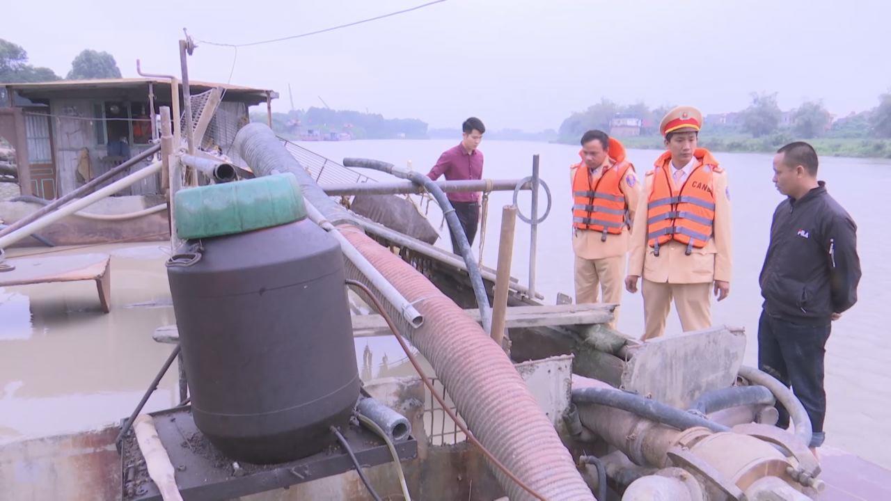 Cảnh sát đường thủy bắt giữ tàu hút cát trái phép tại thành phố Bắc Ninh