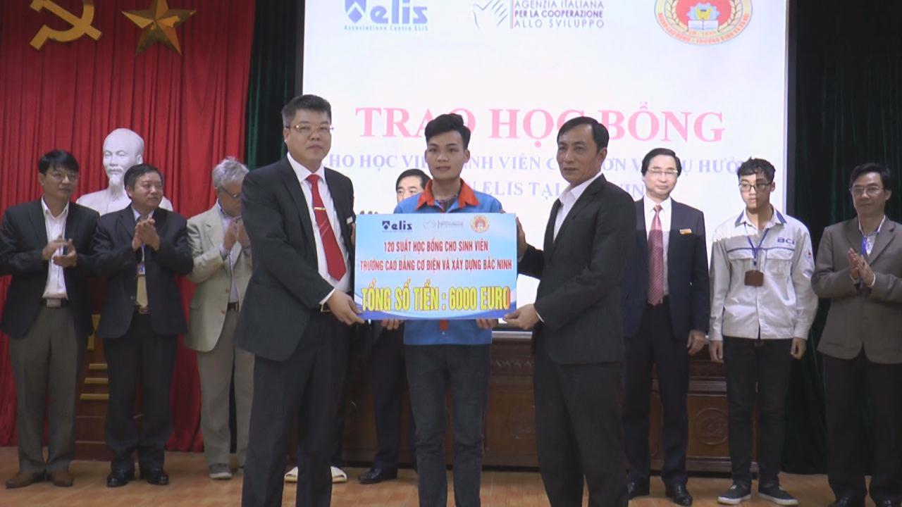 Hiệp hội Trung tâm ELIS trao học bổng cho 360 học viên, sinh viên            
